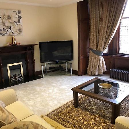 Beautiful 4-Bed Villa in Glasgow Exterior foto